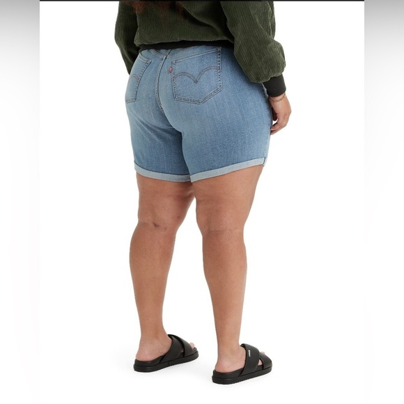 NWOT Levi's Women's Mid Length Shorts in Medium Indigo - Picture 3 of 3